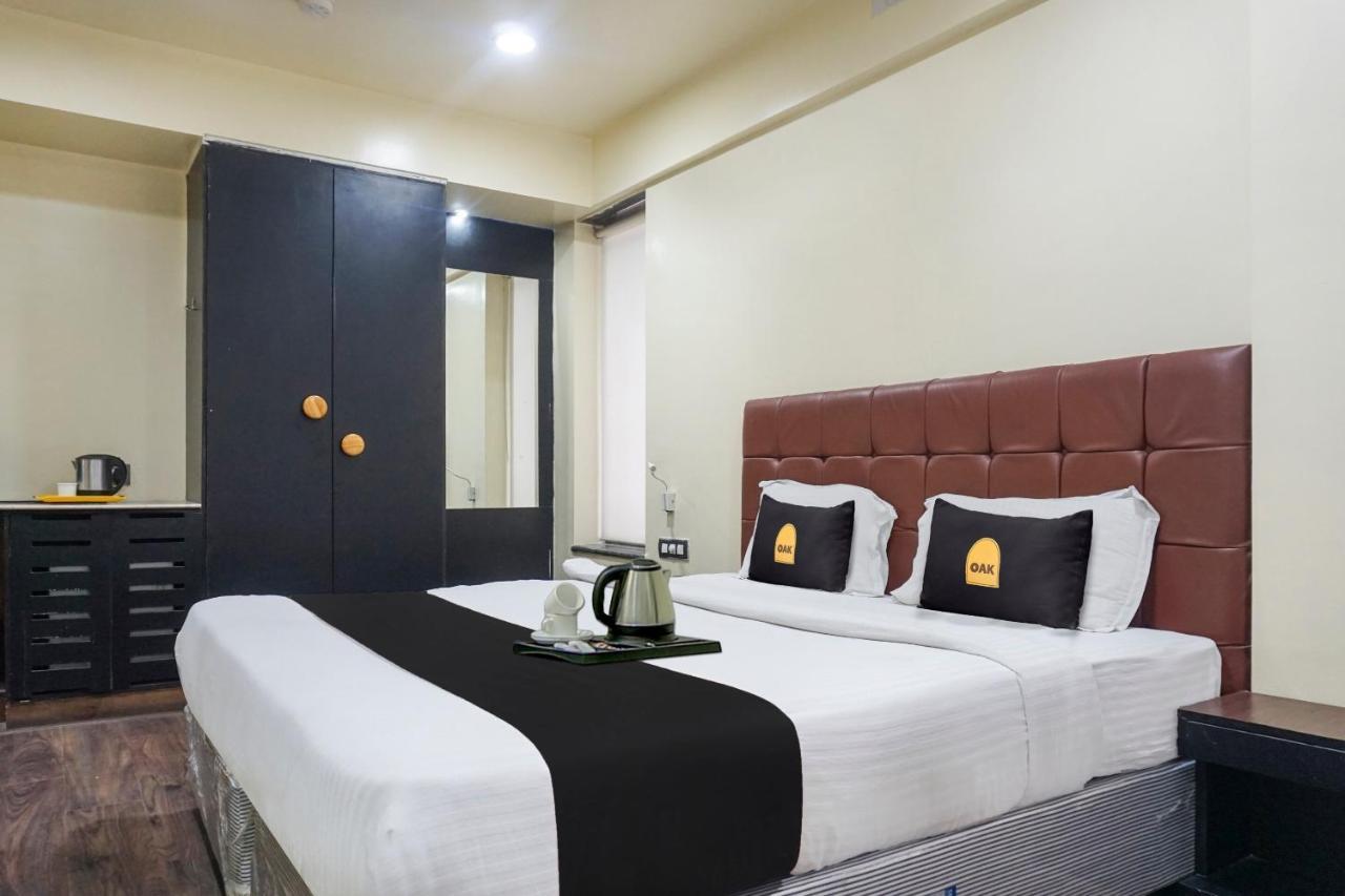 Super Townhouse Oak Sr Hotel Wakad Пюн Екстериор снимка