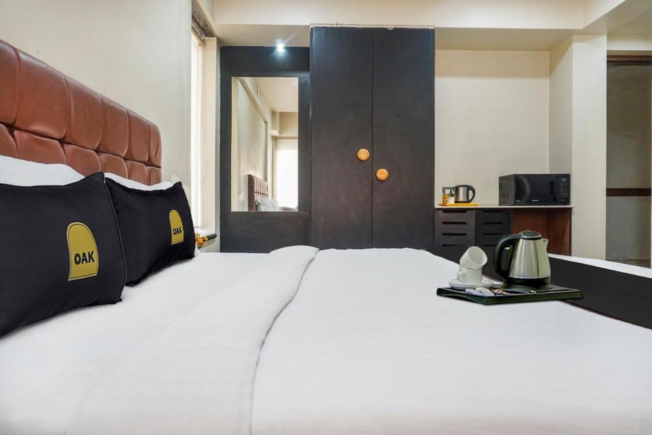 Super Townhouse Oak Sr Hotel Wakad Пюн Екстериор снимка