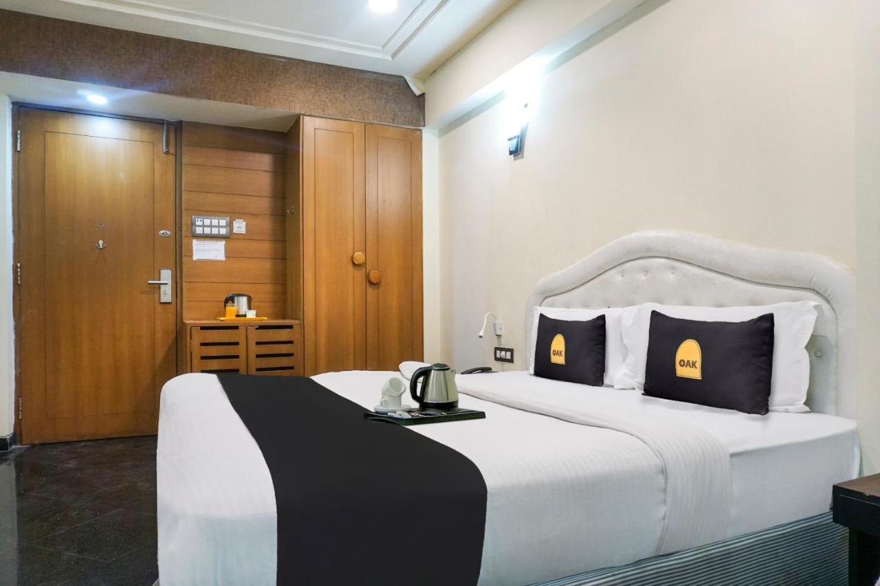 Super Townhouse Oak Sr Hotel Wakad Пюн Екстериор снимка