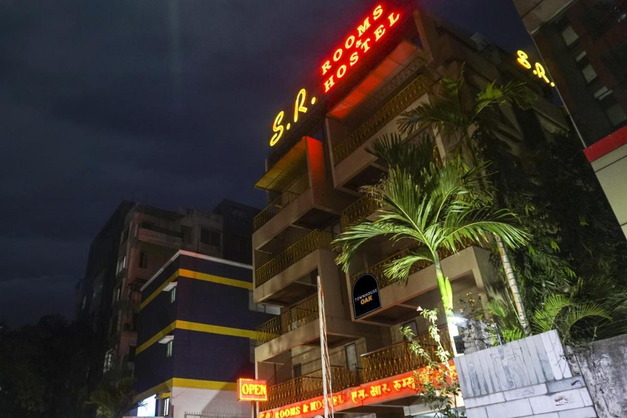 Super Townhouse Oak Sr Hotel Wakad Пюн Екстериор снимка