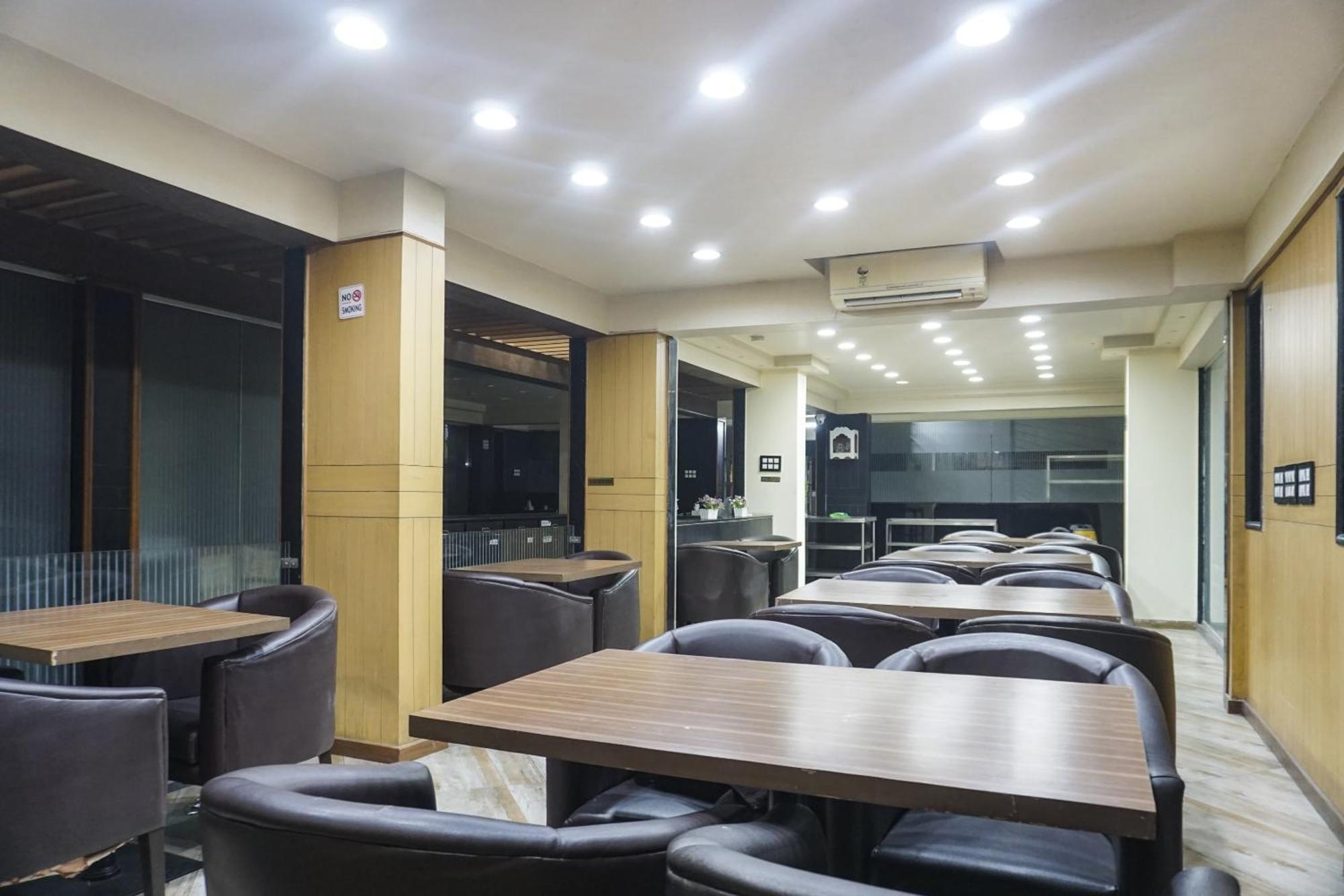 Super Townhouse Oak Sr Hotel Wakad Пюн Екстериор снимка
