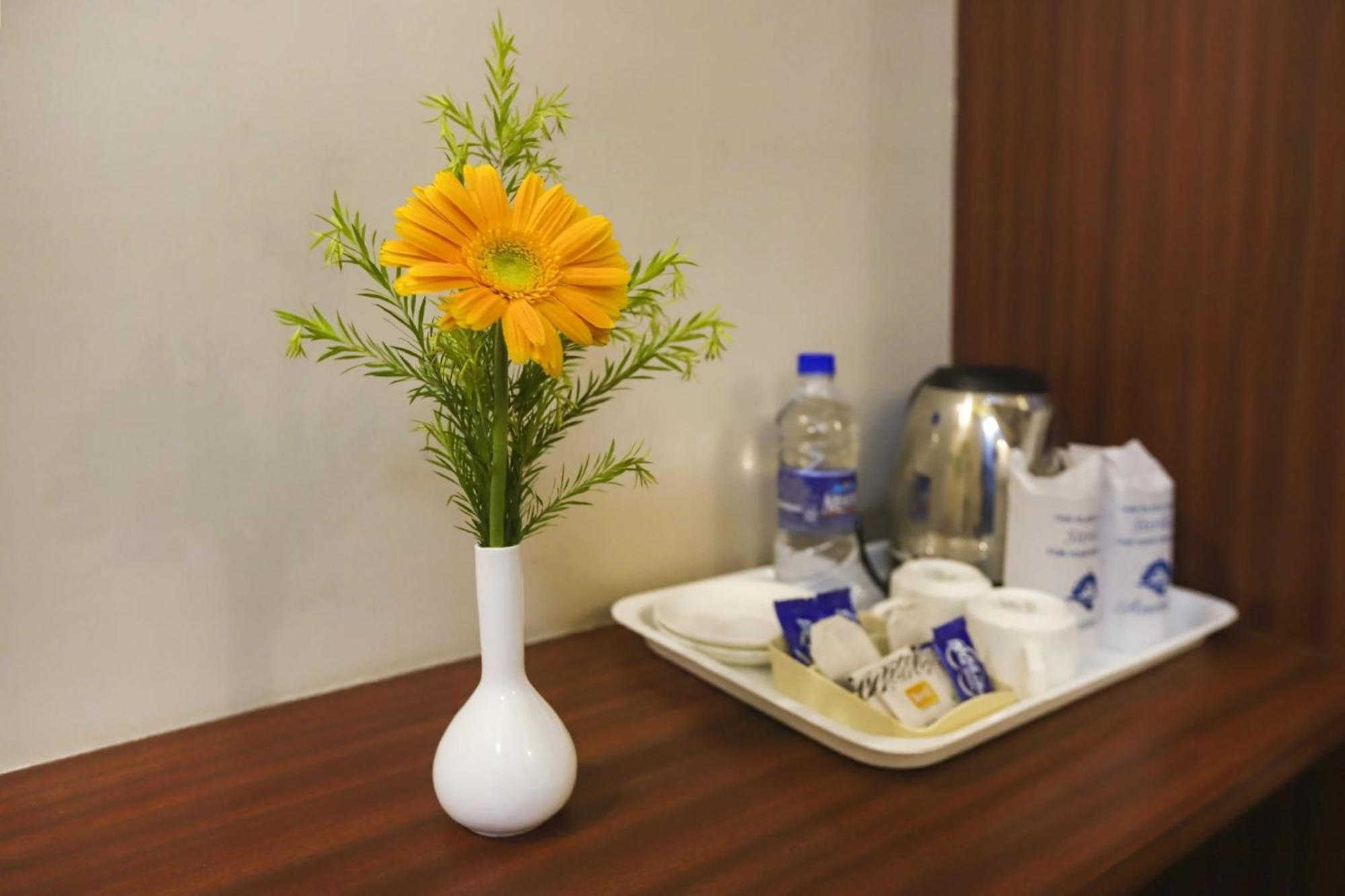 Super Townhouse Oak Sr Hotel Wakad Пюн Екстериор снимка