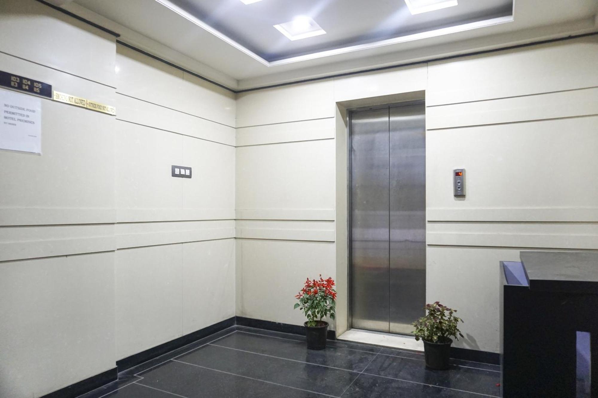 Super Townhouse Oak Sr Hotel Wakad Пюн Екстериор снимка