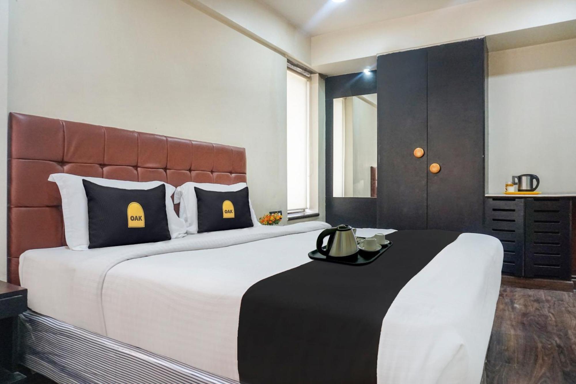 Super Townhouse Oak Sr Hotel Wakad Пюн Екстериор снимка