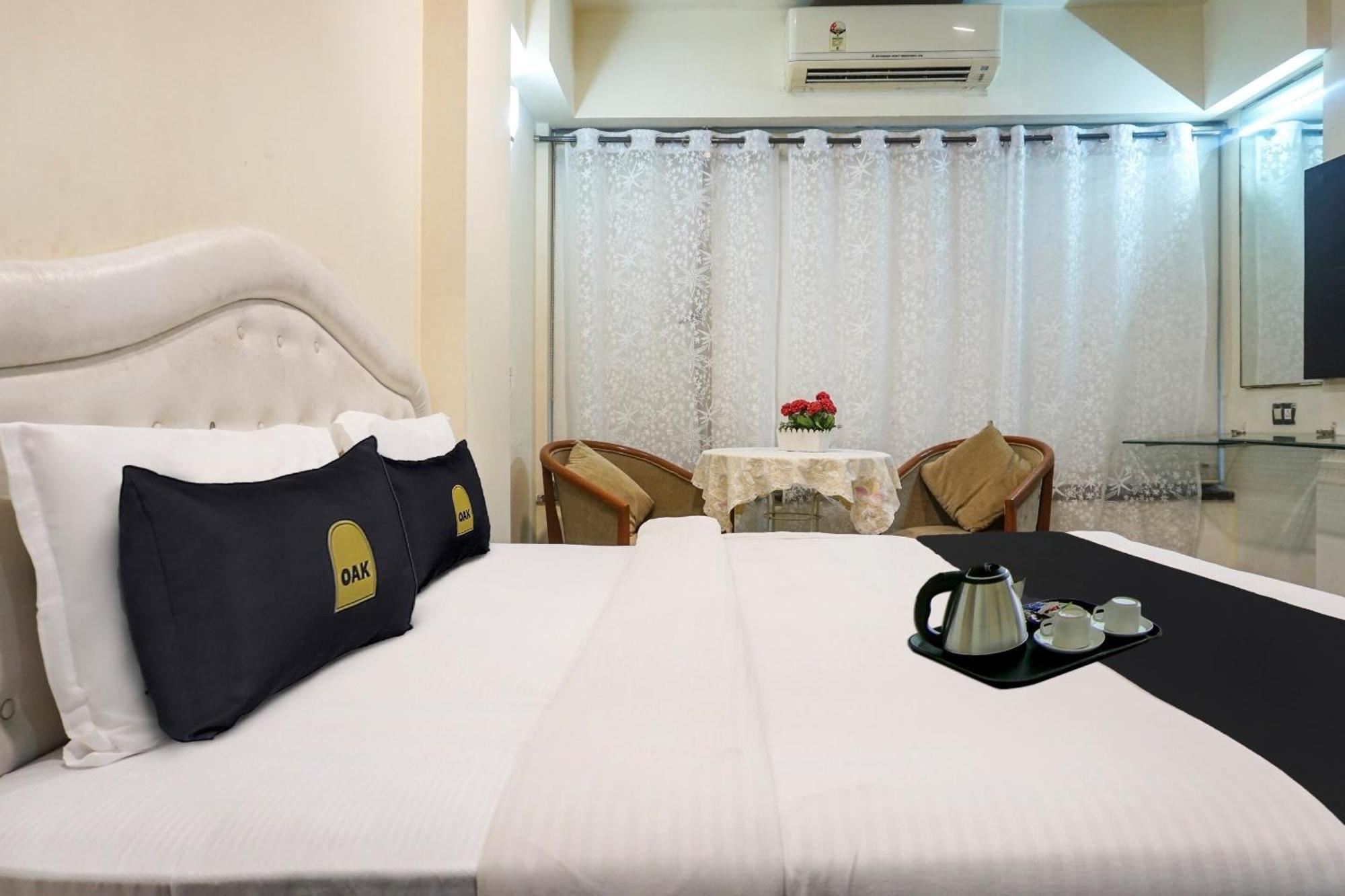 Super Townhouse Oak Sr Hotel Wakad Пюн Екстериор снимка