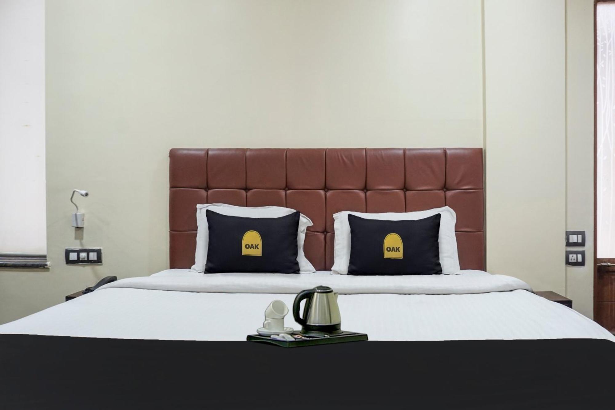 Super Townhouse Oak Sr Hotel Wakad Пюн Екстериор снимка