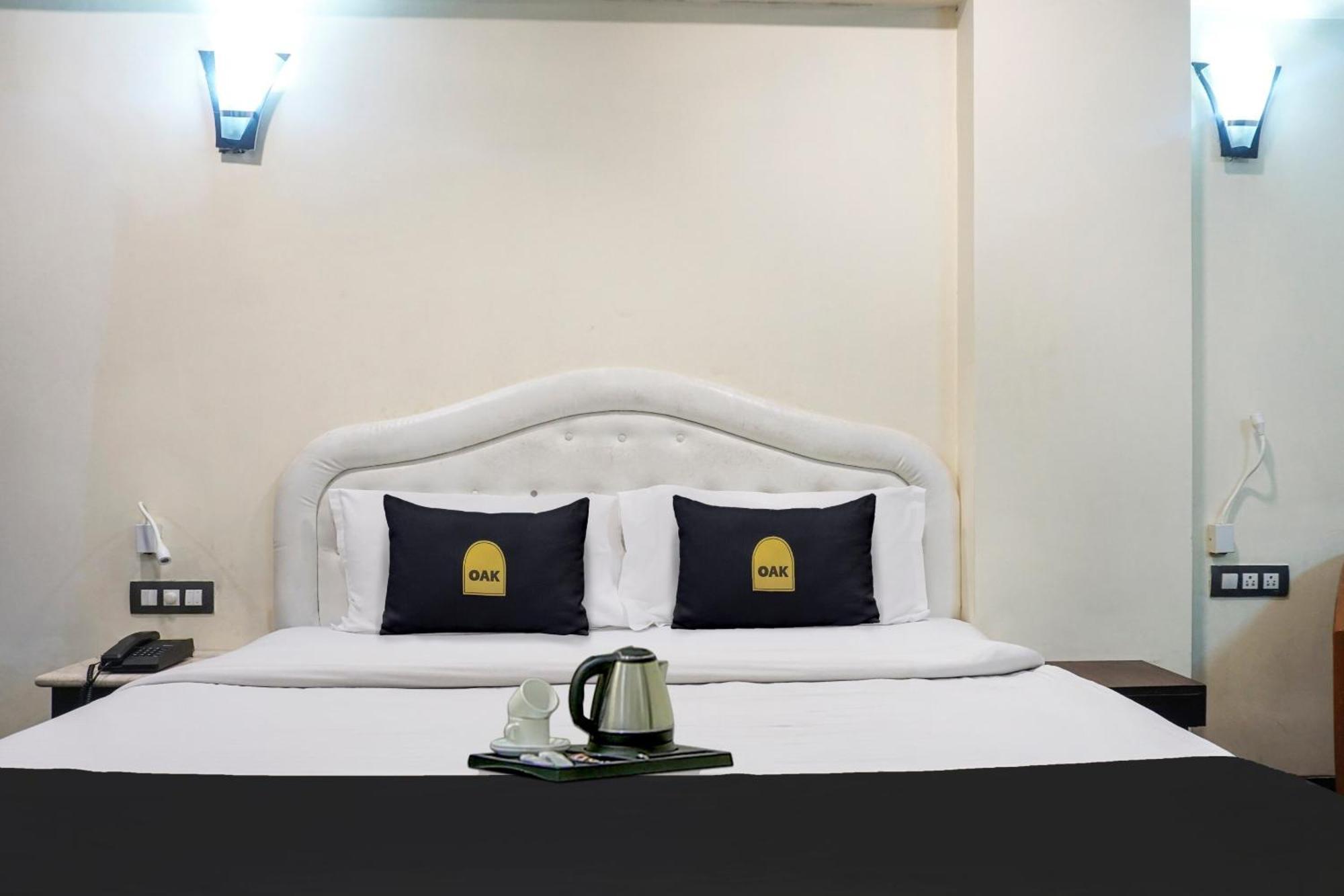 Super Townhouse Oak Sr Hotel Wakad Пюн Екстериор снимка