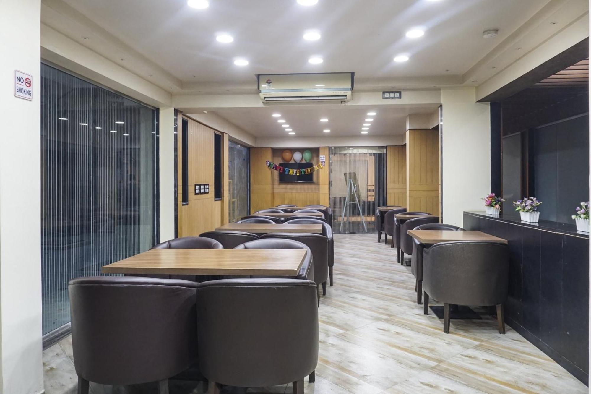 Super Townhouse Oak Sr Hotel Wakad Пюн Екстериор снимка